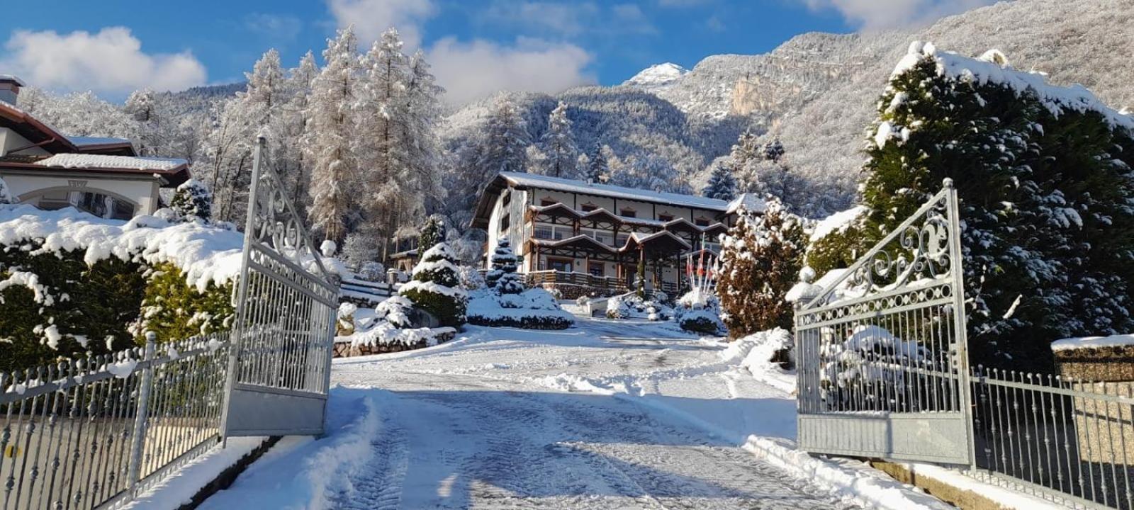 Hotel Ristorante Scoiattolo Sporminore Exteriör bild